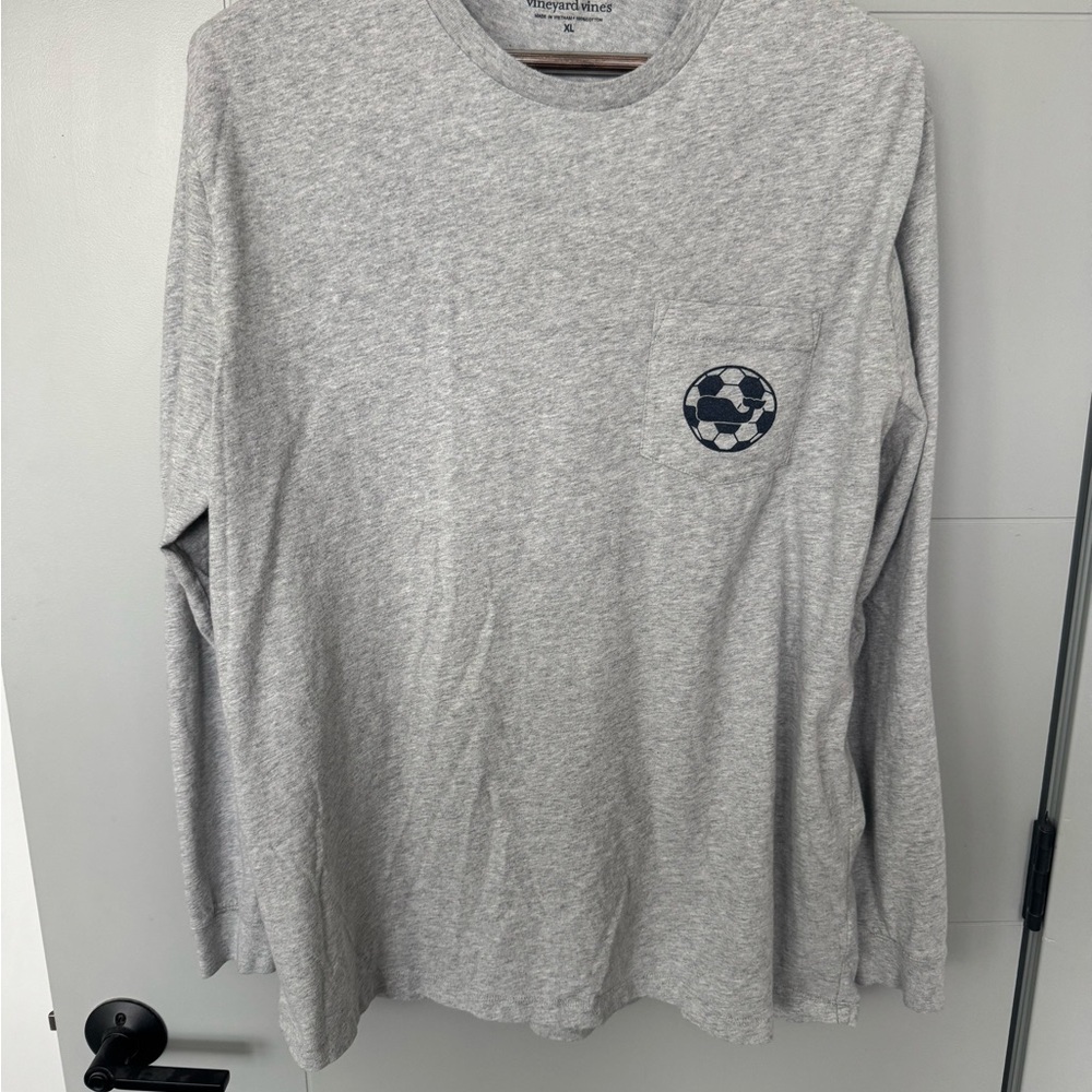 Men’s VINEYARD VINES long sleeve soccer shirt.